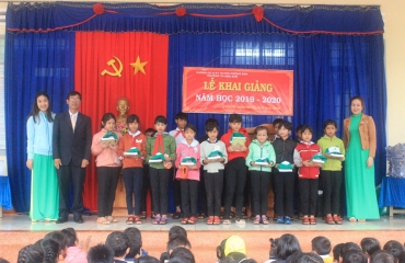 Đồng hành cùng học sinh đến trường tại Trường Tiểu học Ama Khê huyện Krông Buk