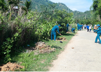 UBND huyện Krông Bông tổ chức phát động chương trình trồng cây xanh phân tán trong khu dân cư