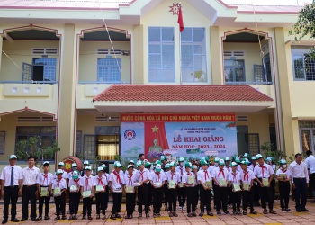 Đồng hành cùng học sinh đến trường tại Trường THCS Phú Xuân – xã Phú xuân, huyện Krông Năng
