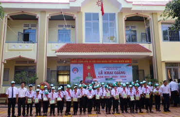 Đồng hành cùng học sinh đến trường tại Trường THCS Phú Xuân – xã Phú xuân, huyện Krông Năng